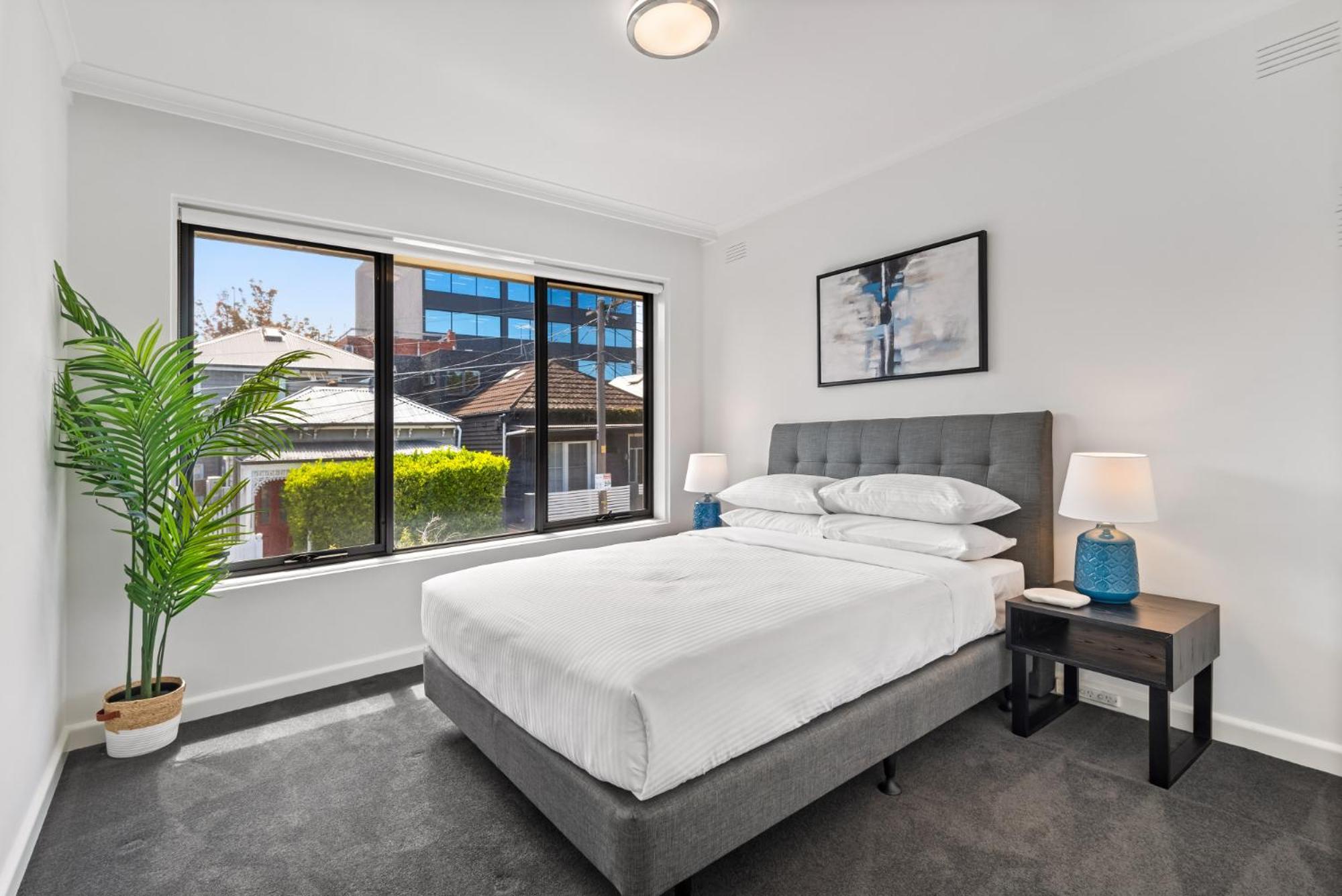 Cosy 1-bed Balcony Unit In Quiet Street By Shops Melbourne