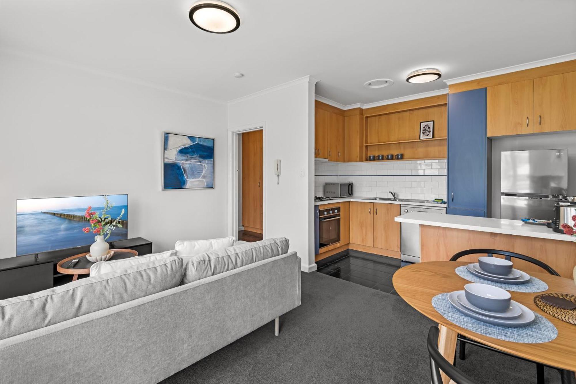 Cosy 1-bed Balcony Unit In Quiet Street By Shops * Melbourne