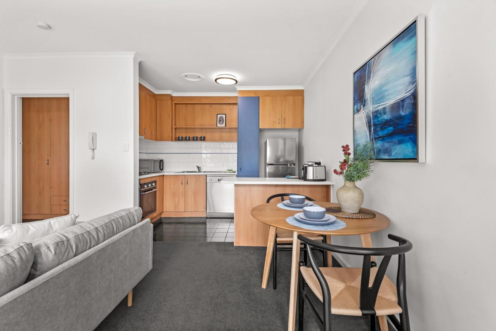 Apartment Cosy 1-bed Balcony Unit In Quiet Street By Shops
