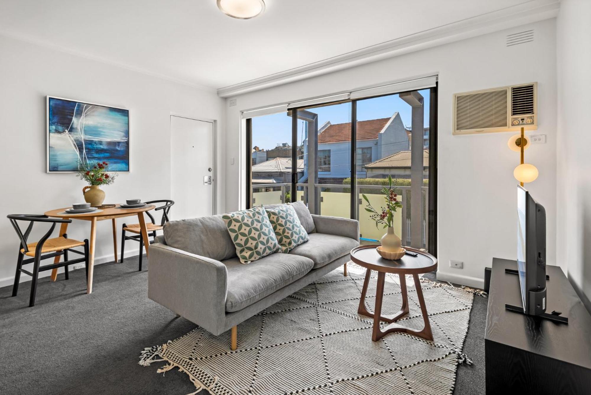 Apartment Cosy 1-bed Balcony Unit In Quiet Street By Shops *