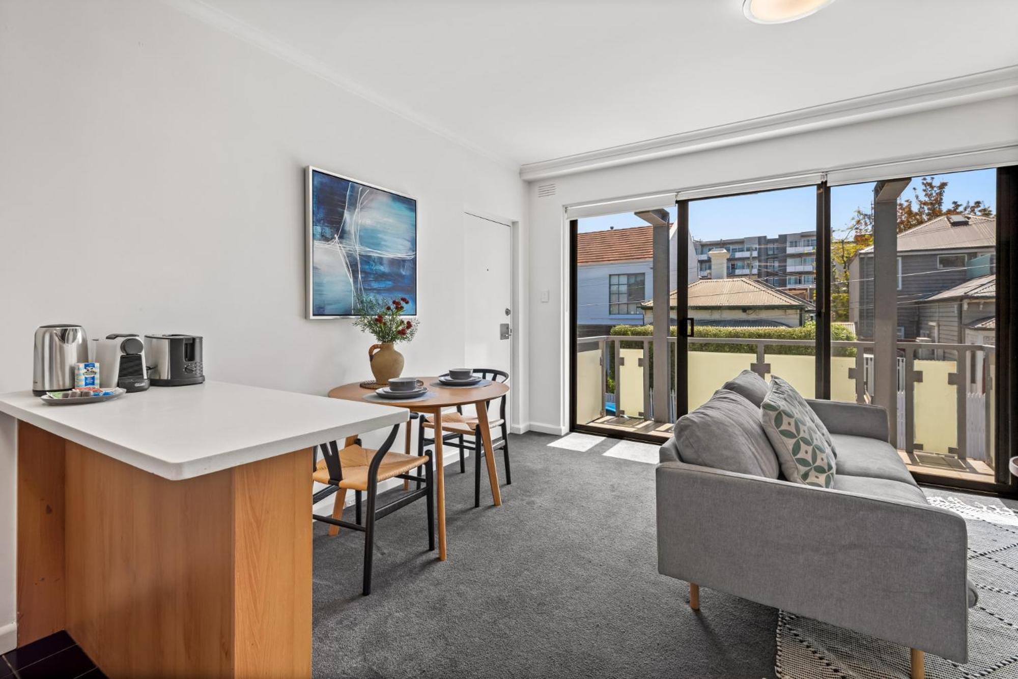 Apartment Cosy 1-bed Balcony Unit In Quiet Street By Shops Melbourne