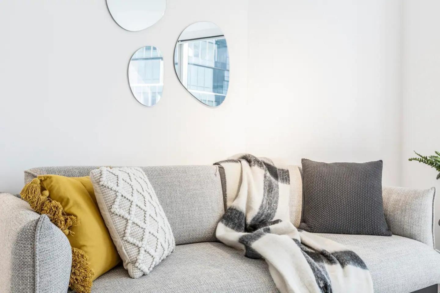 West Side Trendy Dynamic Cbd Lifestyle Apartment Melbourne