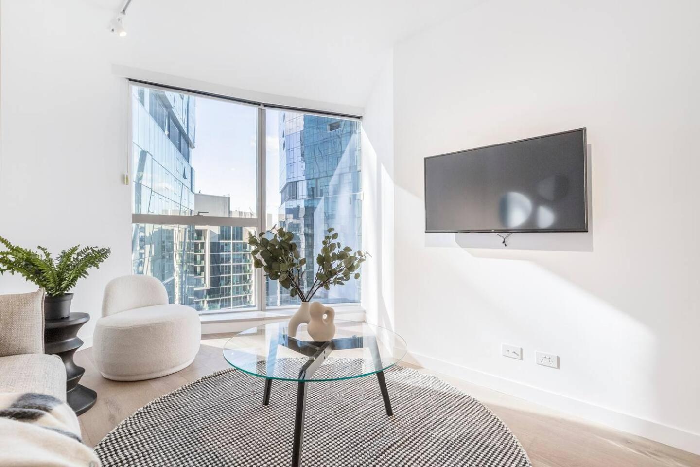 West Side Trendy Dynamic Cbd Lifestyle Apartment Melbourne
