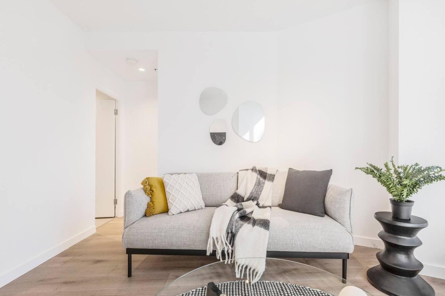 Apartment West Side Trendy Dynamic Cbd Lifestyle Melbourne