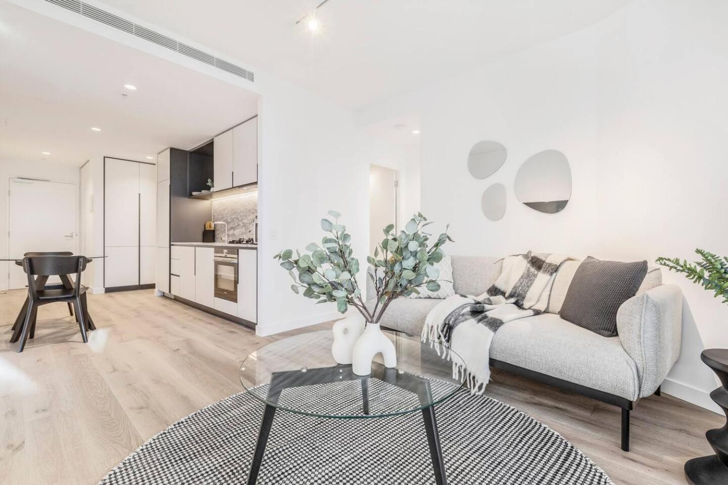 West Side Trendy Dynamic Cbd Lifestyle Apartment Melbourne