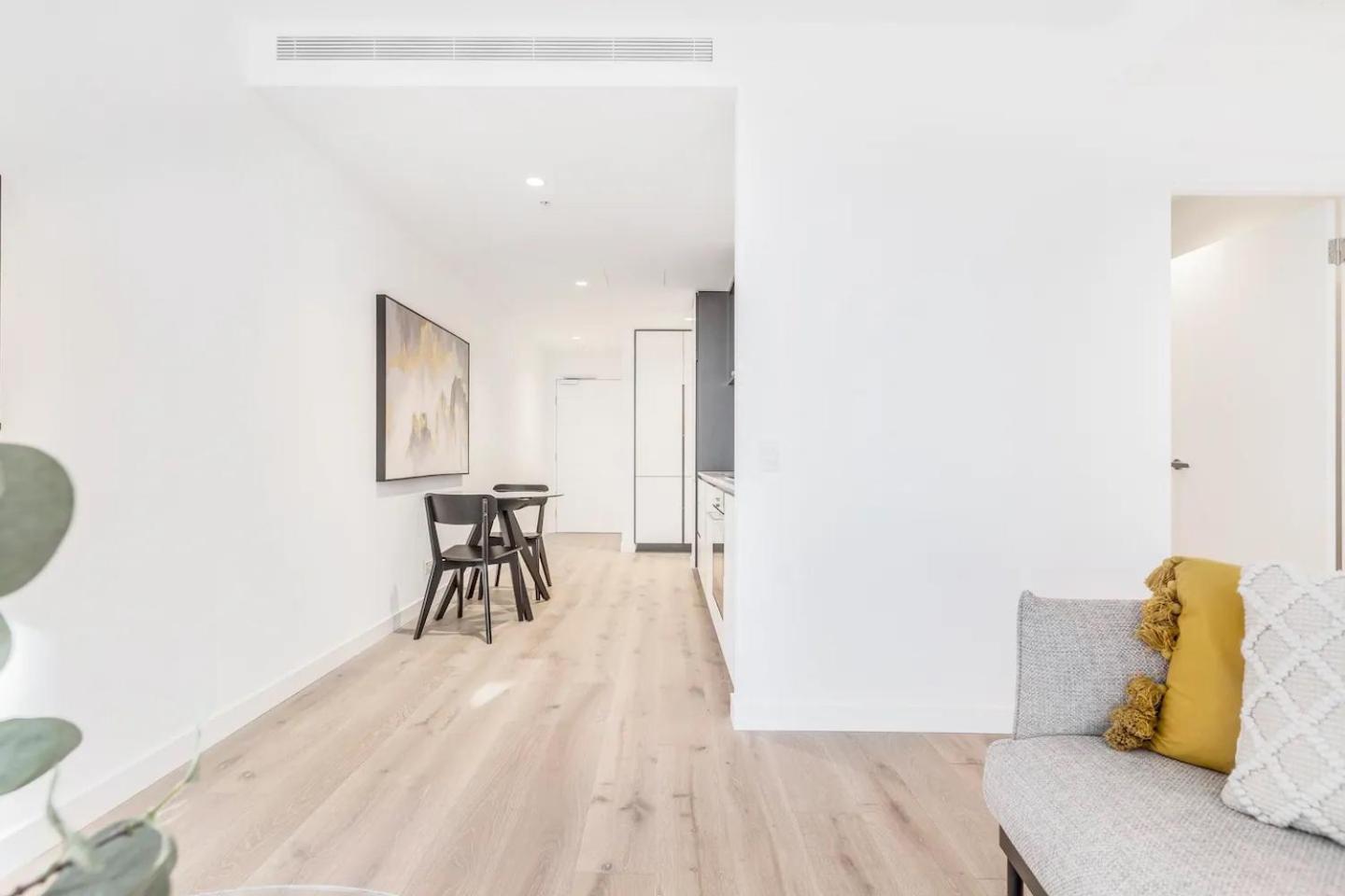 Apartment West Side Trendy Dynamic Cbd Lifestyle Melbourne
