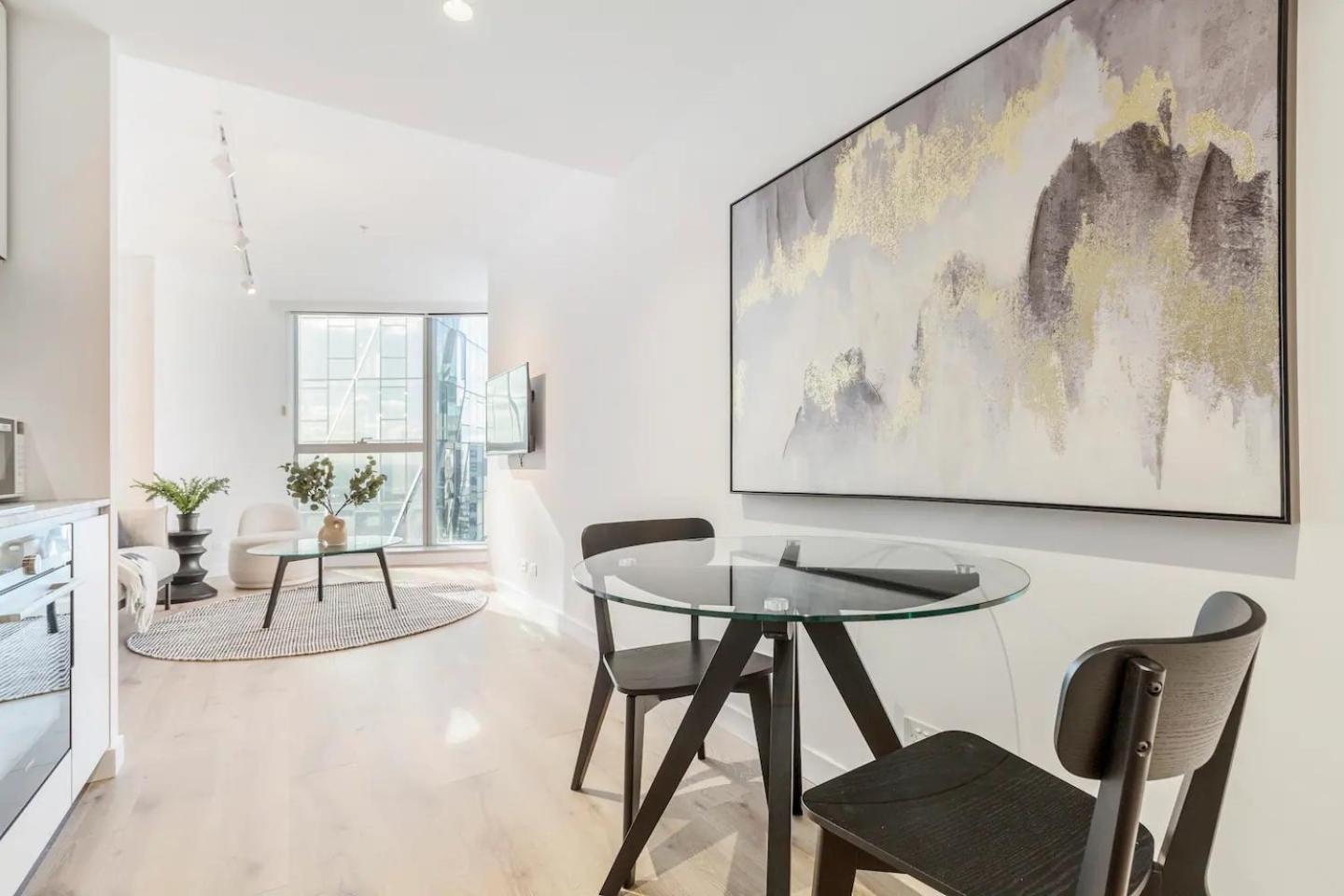 West Side Trendy Dynamic Cbd Lifestyle Apartment *