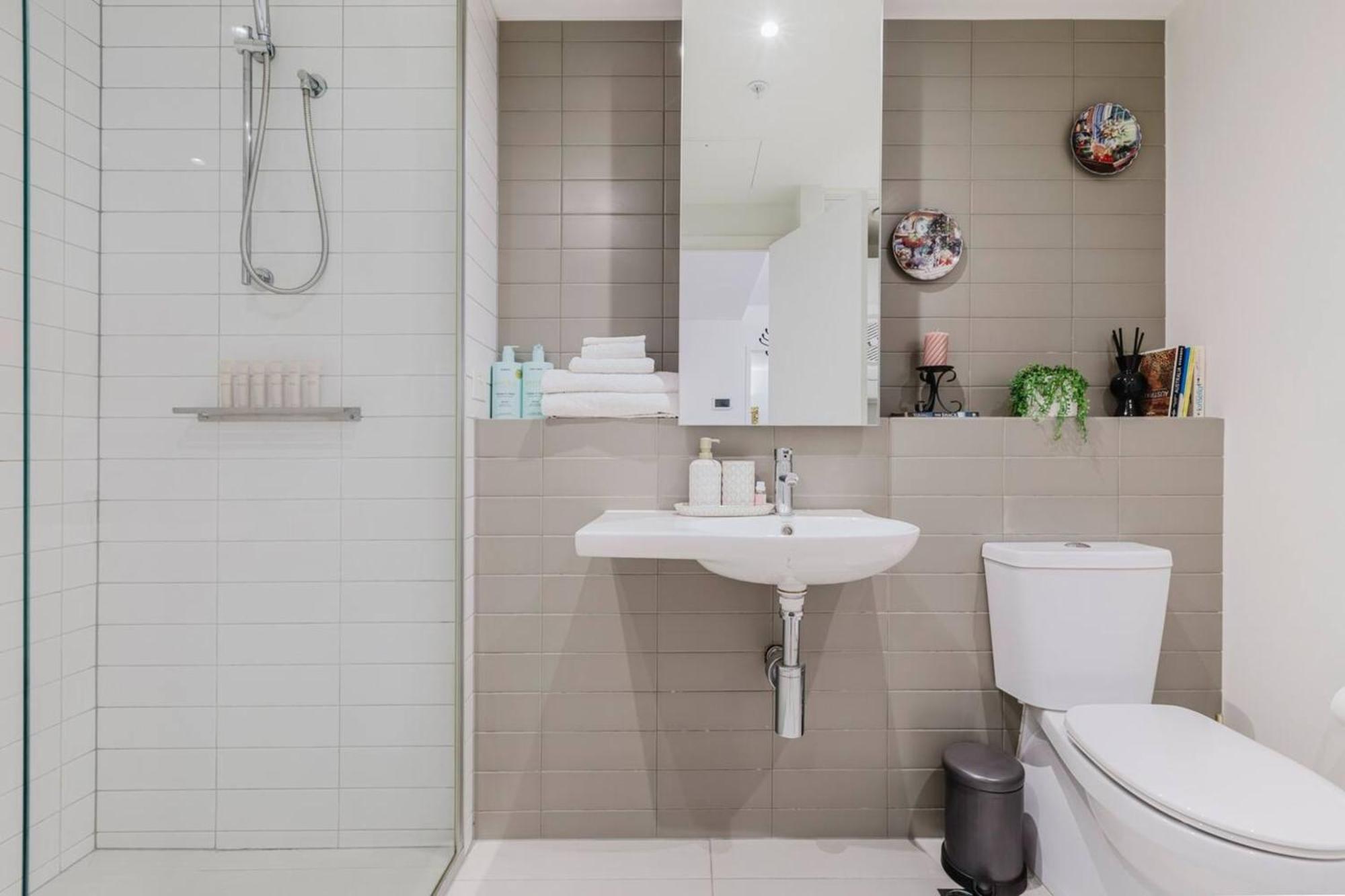 Apartment Exec King Bed Skybus Sthn X Pking Pool Gym Sauna Melbourne