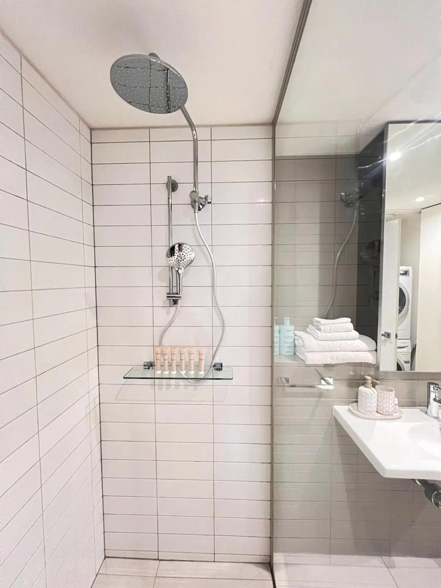 Apartment Exec King Bed Skybus Sthn X Pking Pool Gym Sauna *
