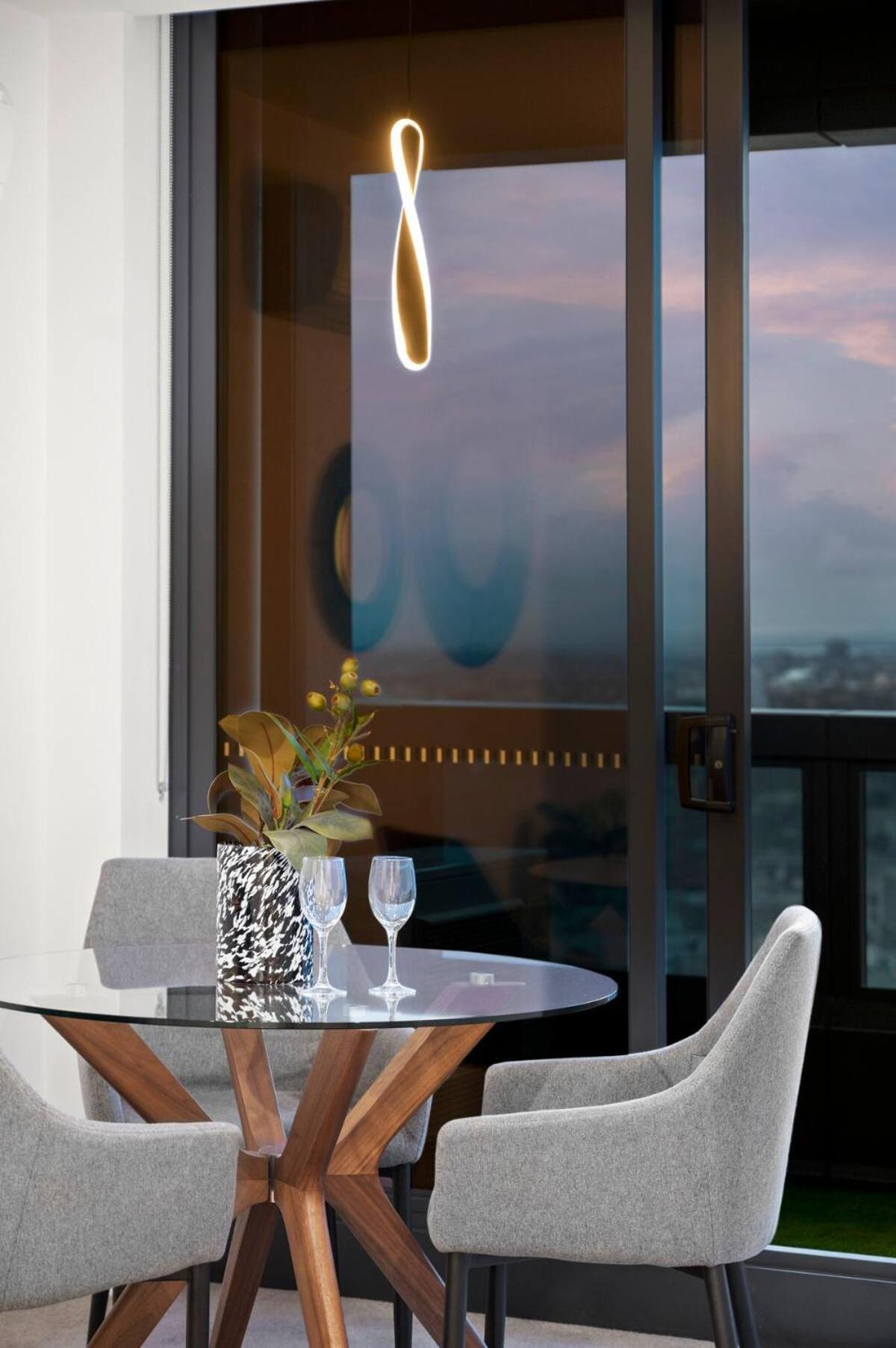 Elegant 2br With Skyline And Wi-fi & Parking *