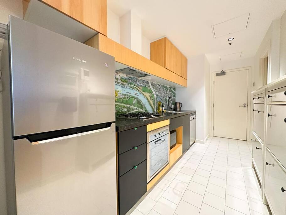 Stylish Urban Retreat In Cbd Apartment