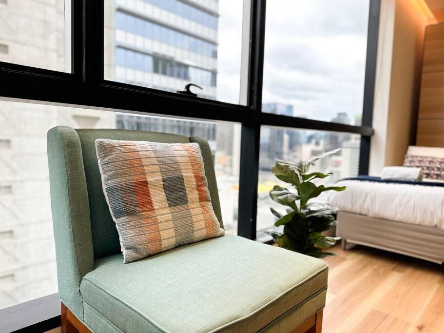 Stylish Urban Retreat In Cbd Apartment Melbourne