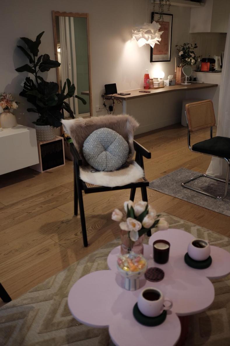 Collins Paris End Suite- 2 Bedrooms With Balcony Apartment *