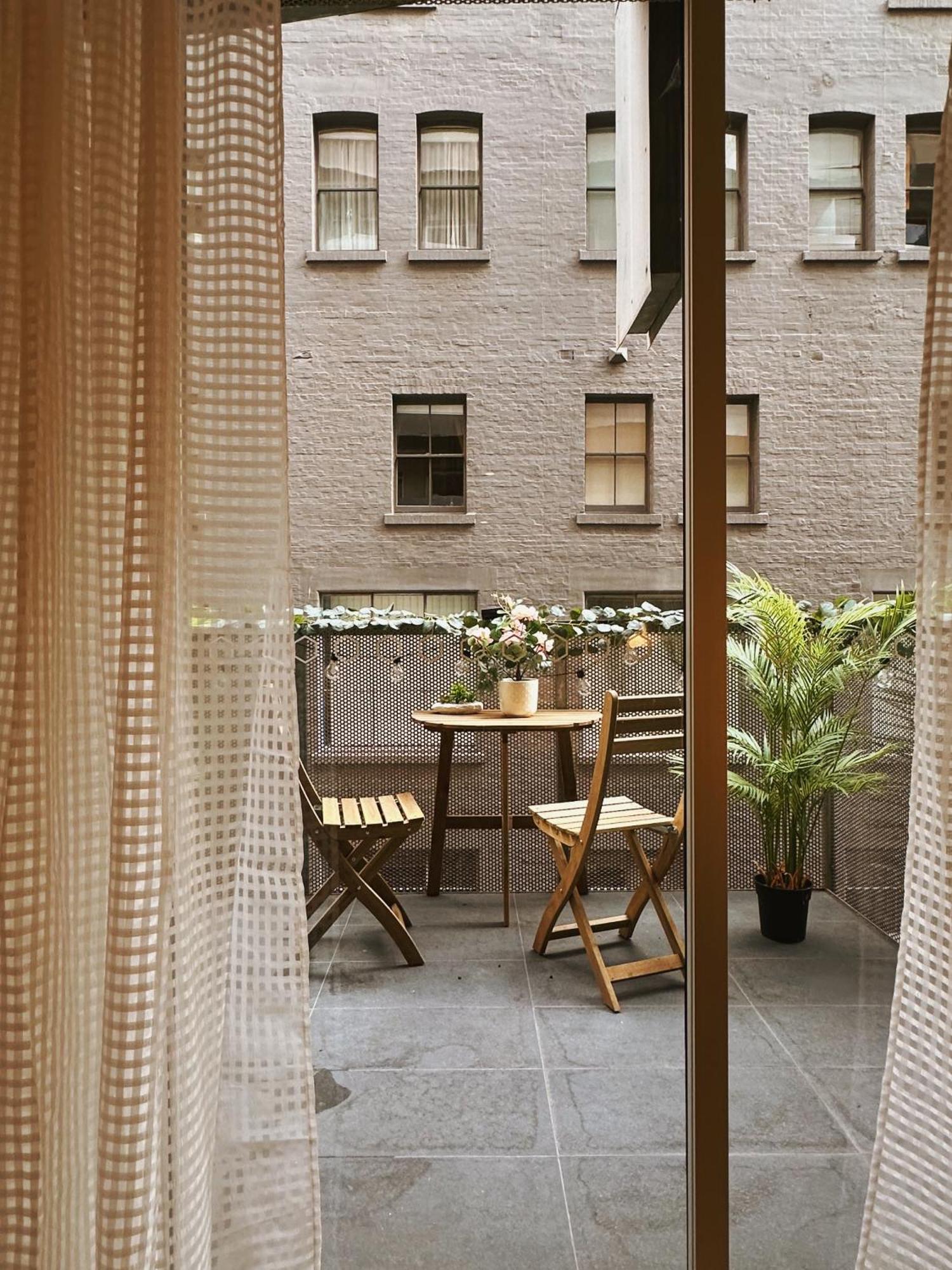 Collins Paris End Suite- 2 Bedrooms With Balcony Apartment *