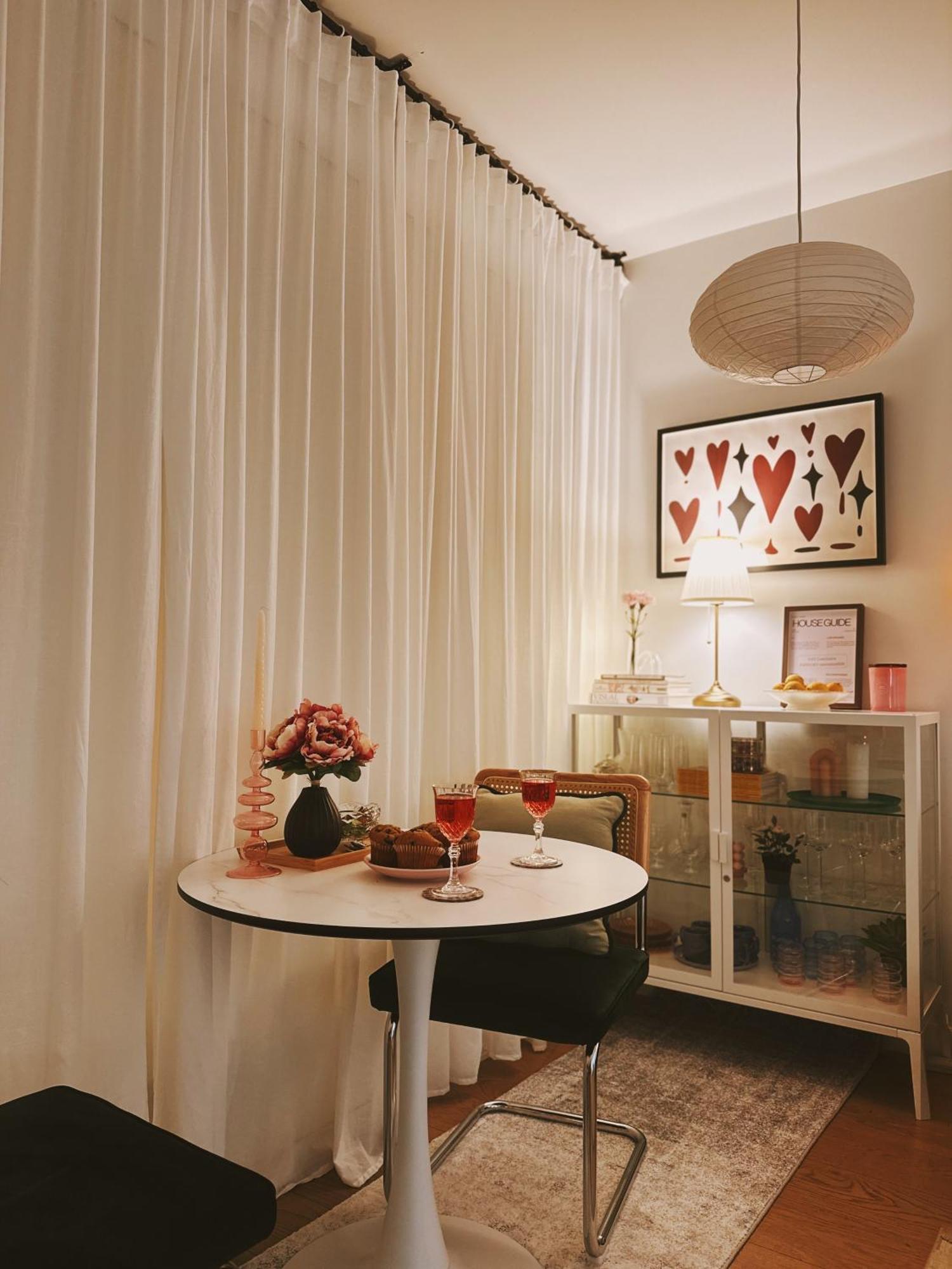 Collins Paris End Suite- 2 Bedrooms With Balcony *