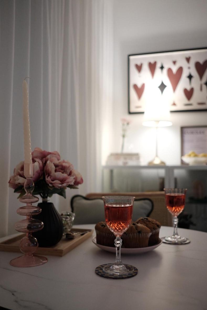Collins Paris End Suite- 2 Bedrooms With Balcony Apartment *