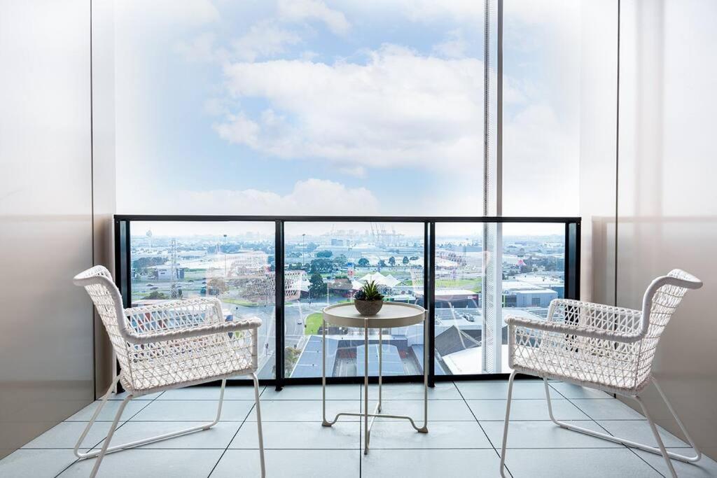 Apartment 1206 Nine Elm - Port