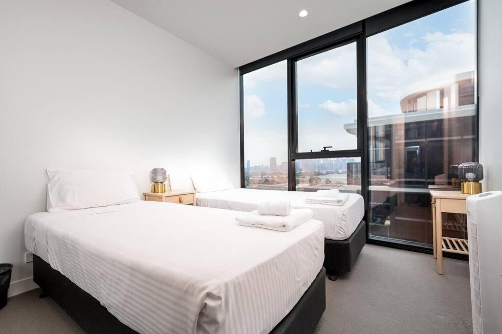 1206 Nine Elm - Port * Melbourne