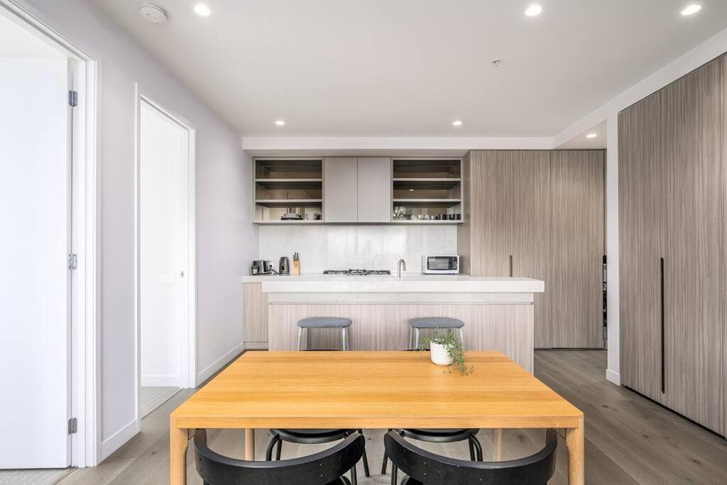 Apartment 1206 Nine Elm - Port