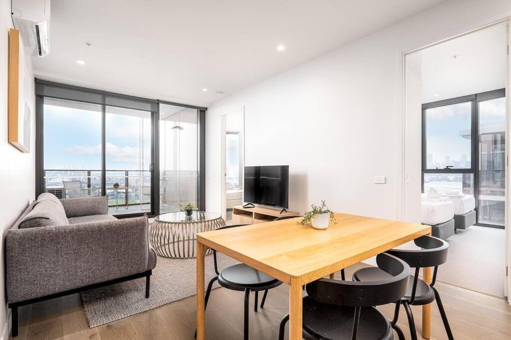 1206 Nine Elm - Port Apartment