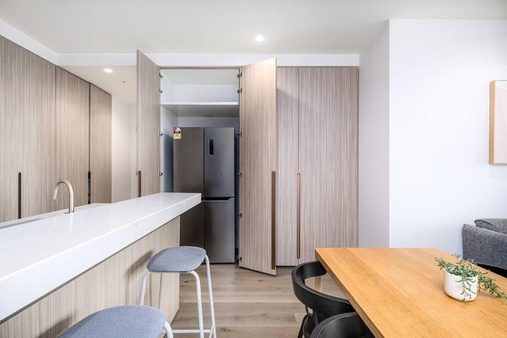1206 Nine Elm - Port *