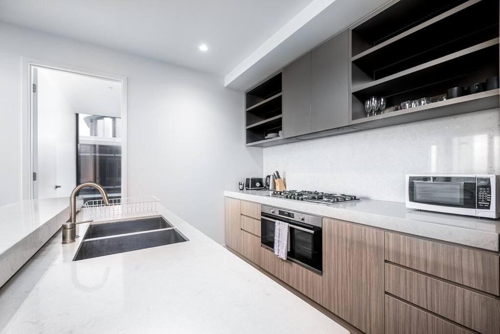 1206 Nine Elm - Port