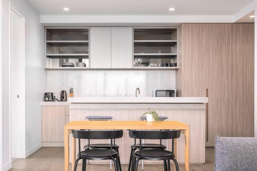 1206 Nine Elm - Port Apartment *