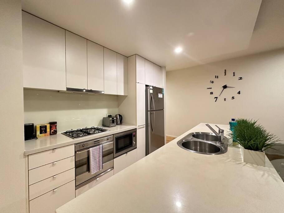 Luxury Premium 2-bedroom Oasis Near Yarra River Apartment *