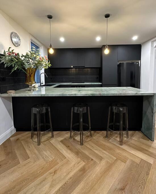Stunning Townhouse - 10 Min To Cbd Holiday home Melbourne