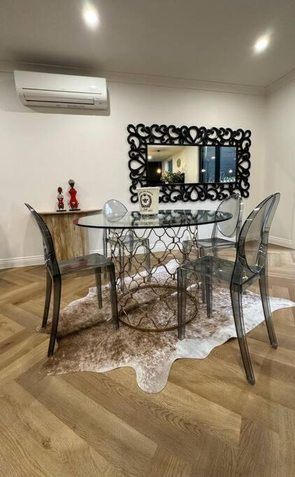 Stunning Townhouse - 10 Min To Cbd Holiday home