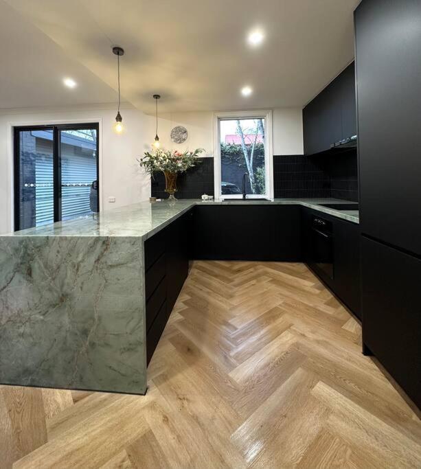 Stunning Townhouse - 10 Min To Cbd Holiday home *