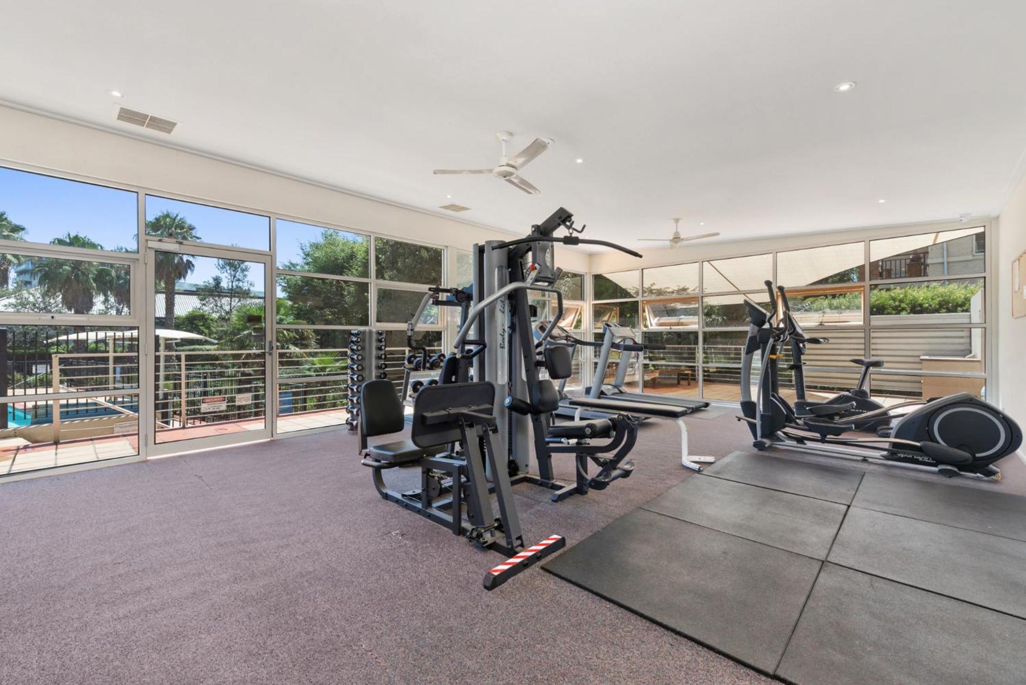 Classy Beachside Unit With Parking And Gym Apartment Melbourne