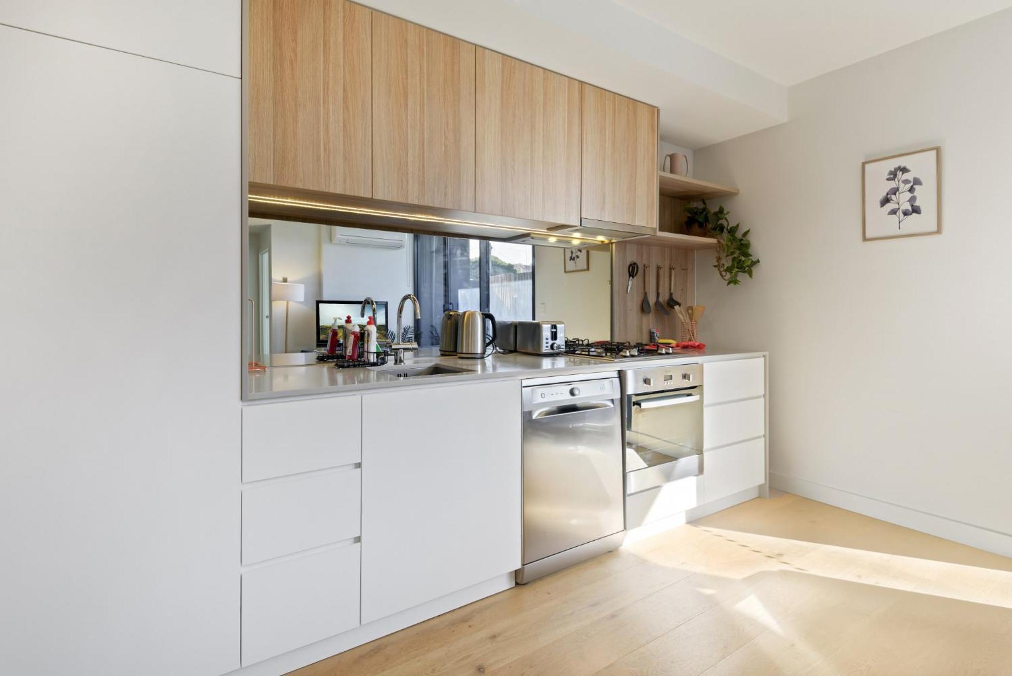 Cosy 1-bed With Private Balcony By Showgrounds * Melbourne
