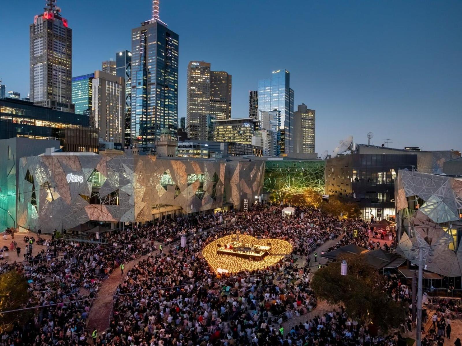 Luxury Cbd In Iconic Qt Building Apartment Melbourne