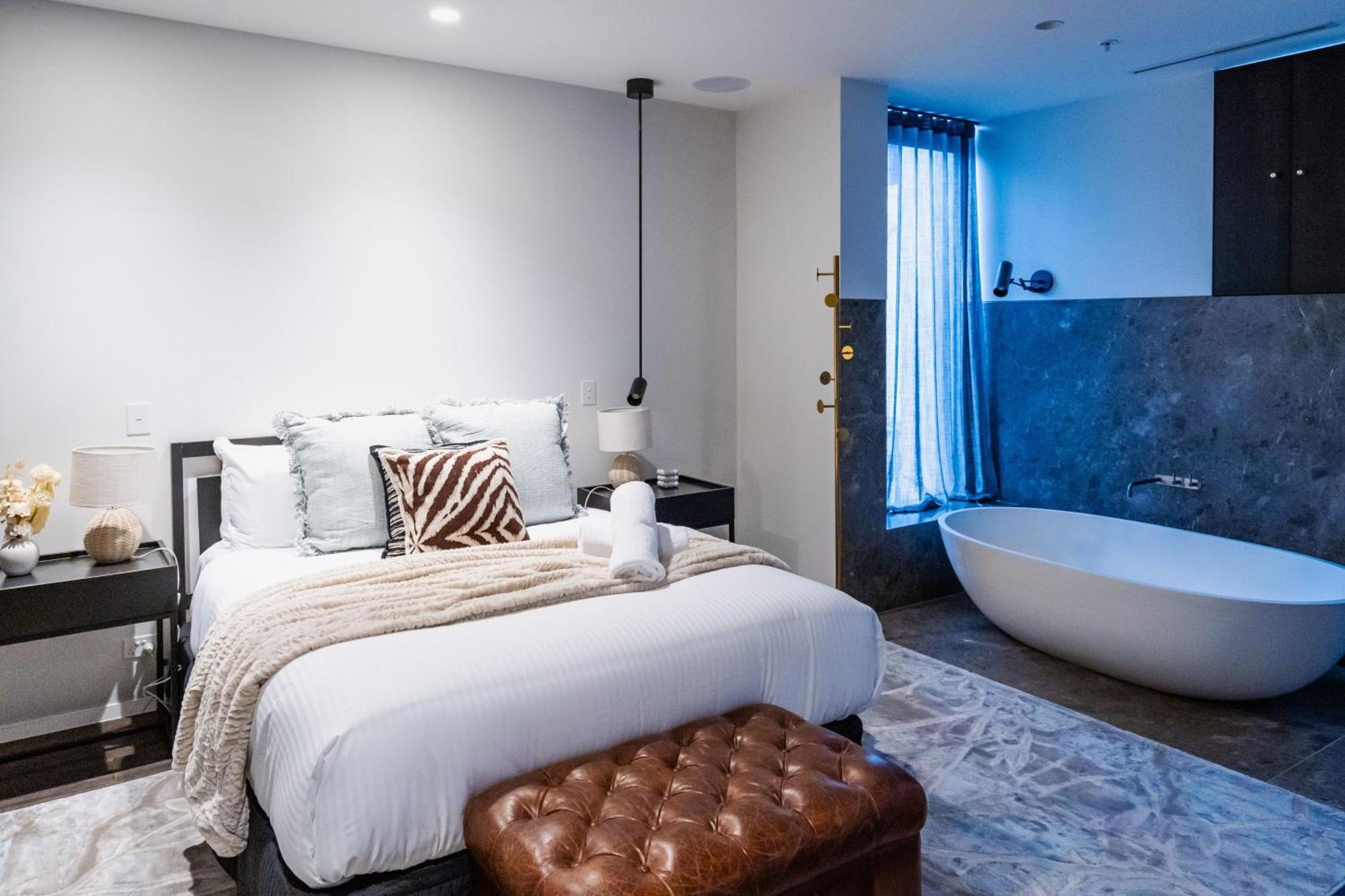 Apartment Luxury Cbd In Iconic Qt Building