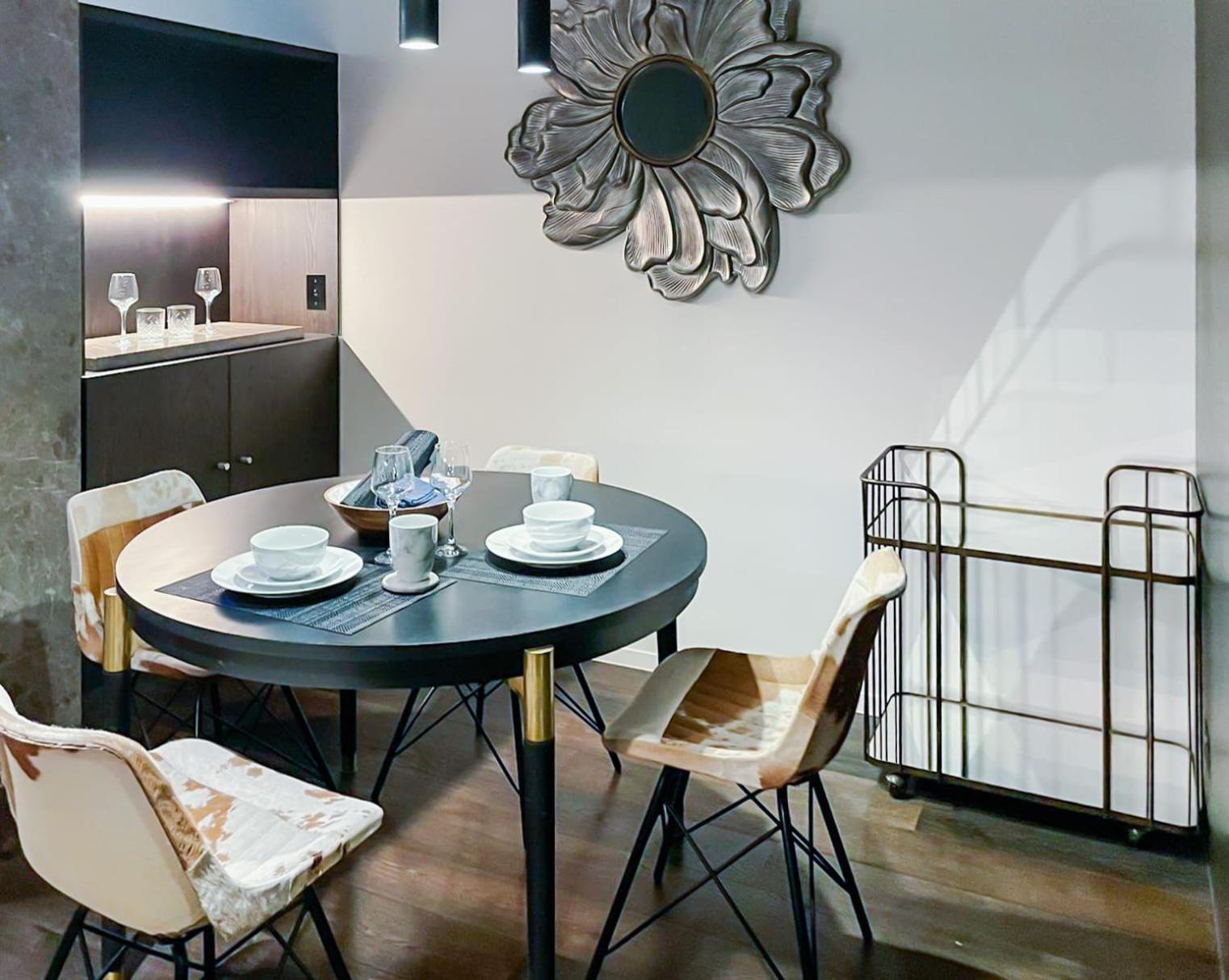 Apartment Luxury Cbd In Iconic Qt Building