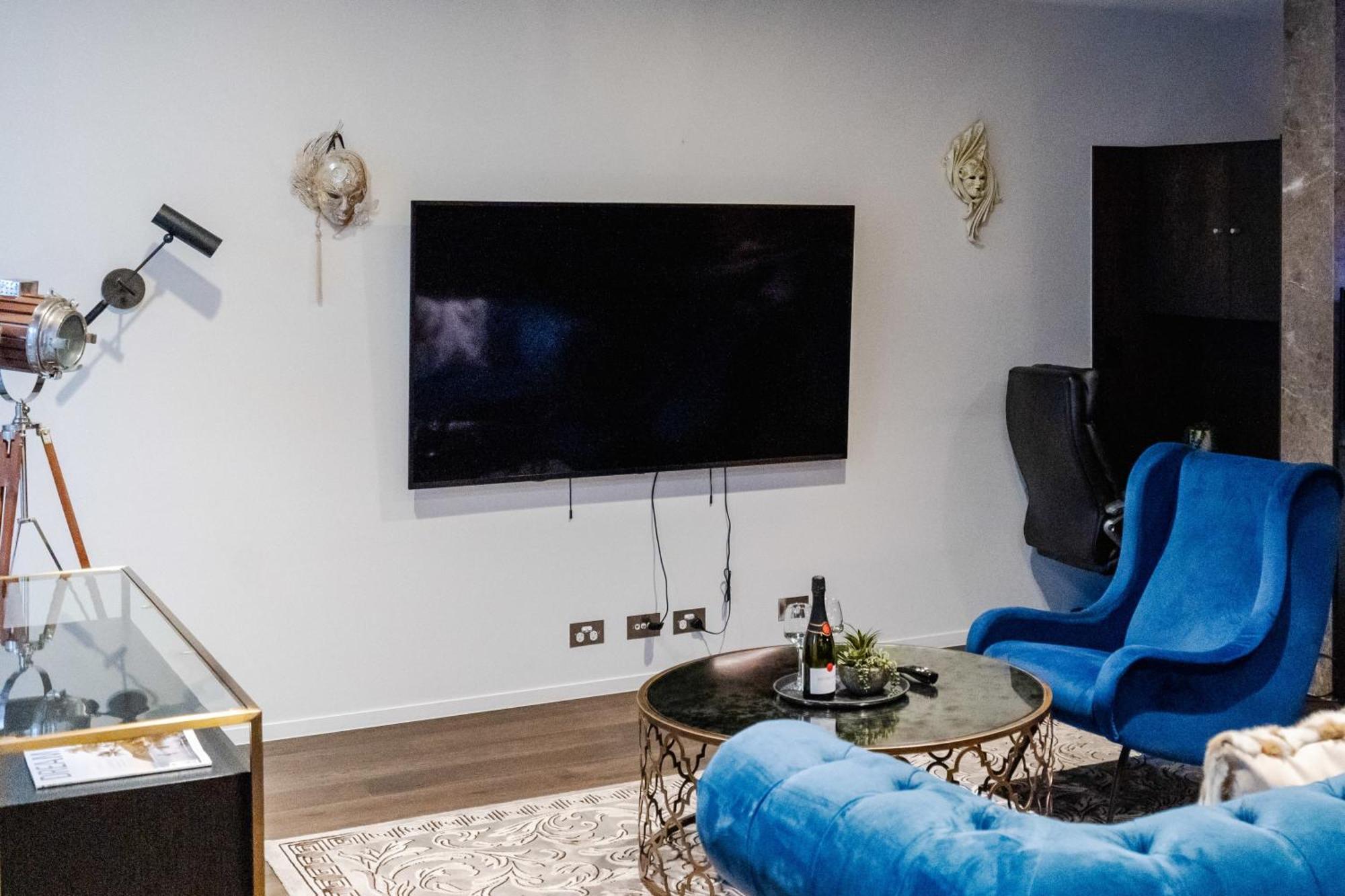 Luxury Cbd In Iconic Qt Building Apartment