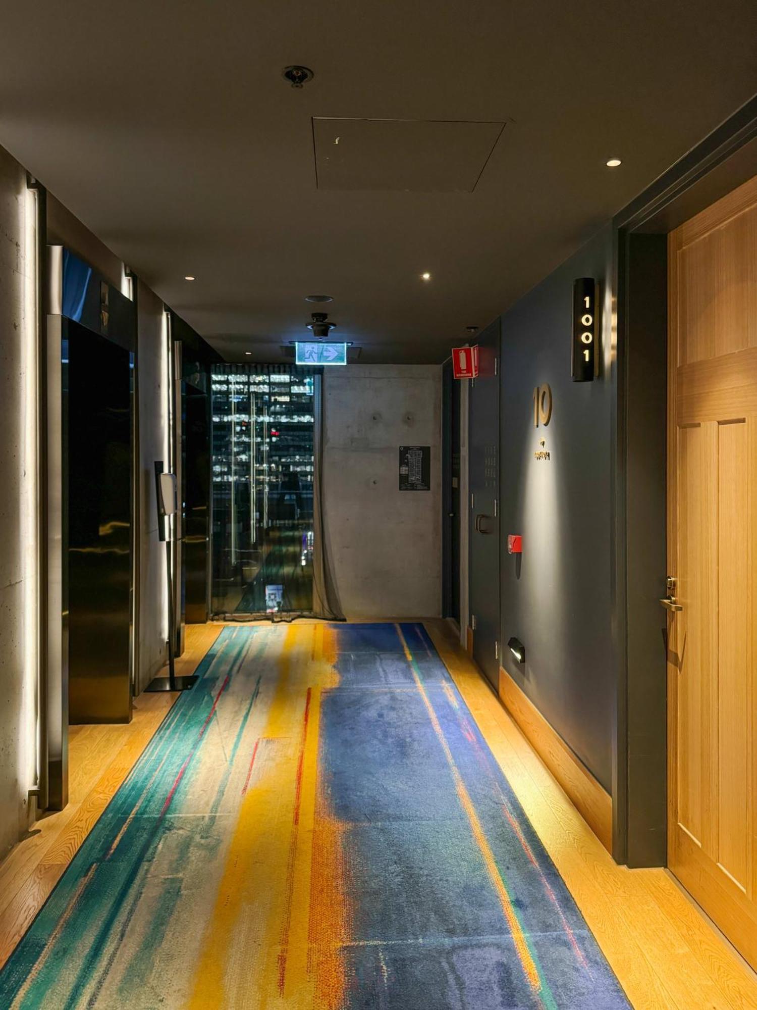 Apartment Luxury Cbd In Iconic Qt Building *