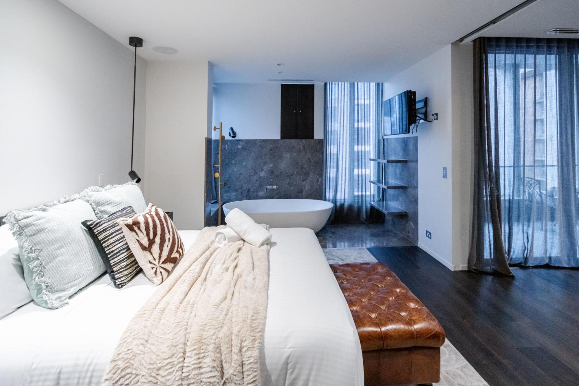 Luxury Cbd In Iconic Qt Building Apartment Melbourne