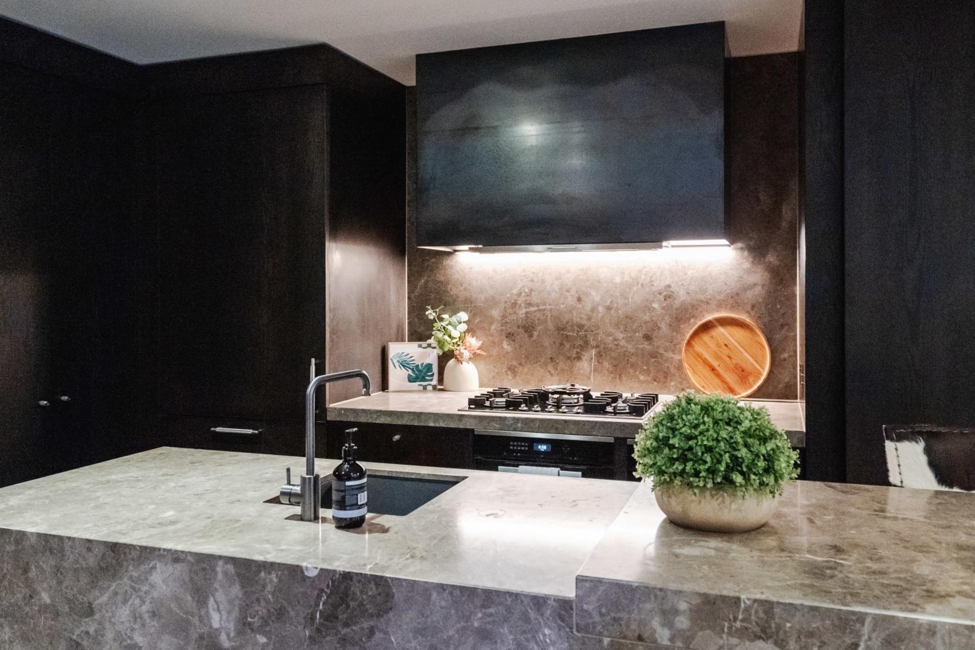 Luxury Cbd In Iconic Qt Building Apartment Melbourne