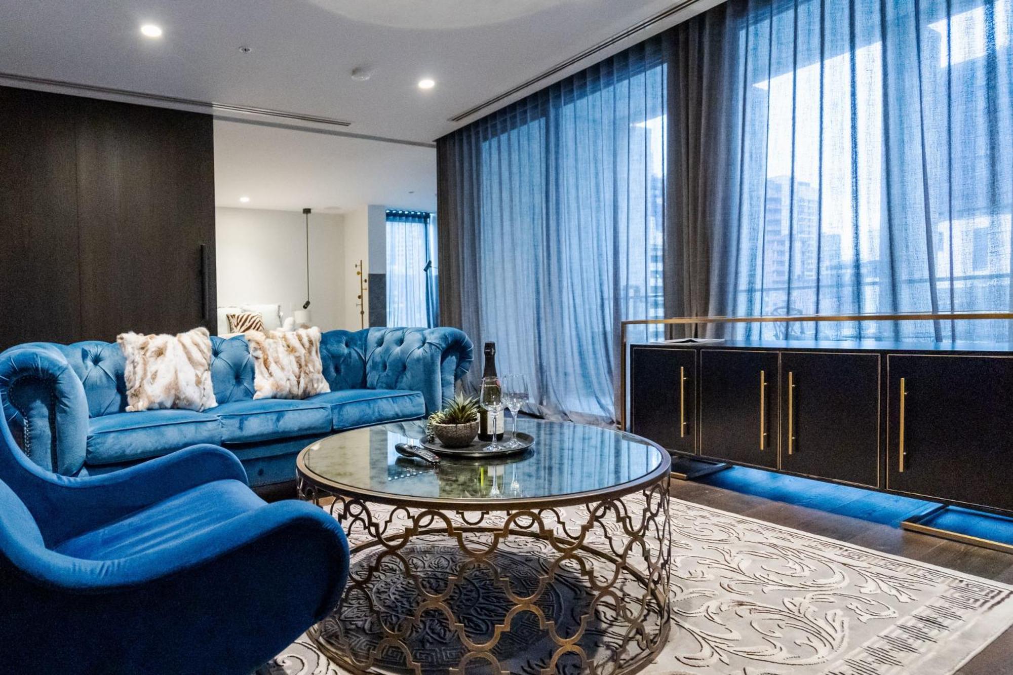 Luxury Cbd In Iconic Qt Building *