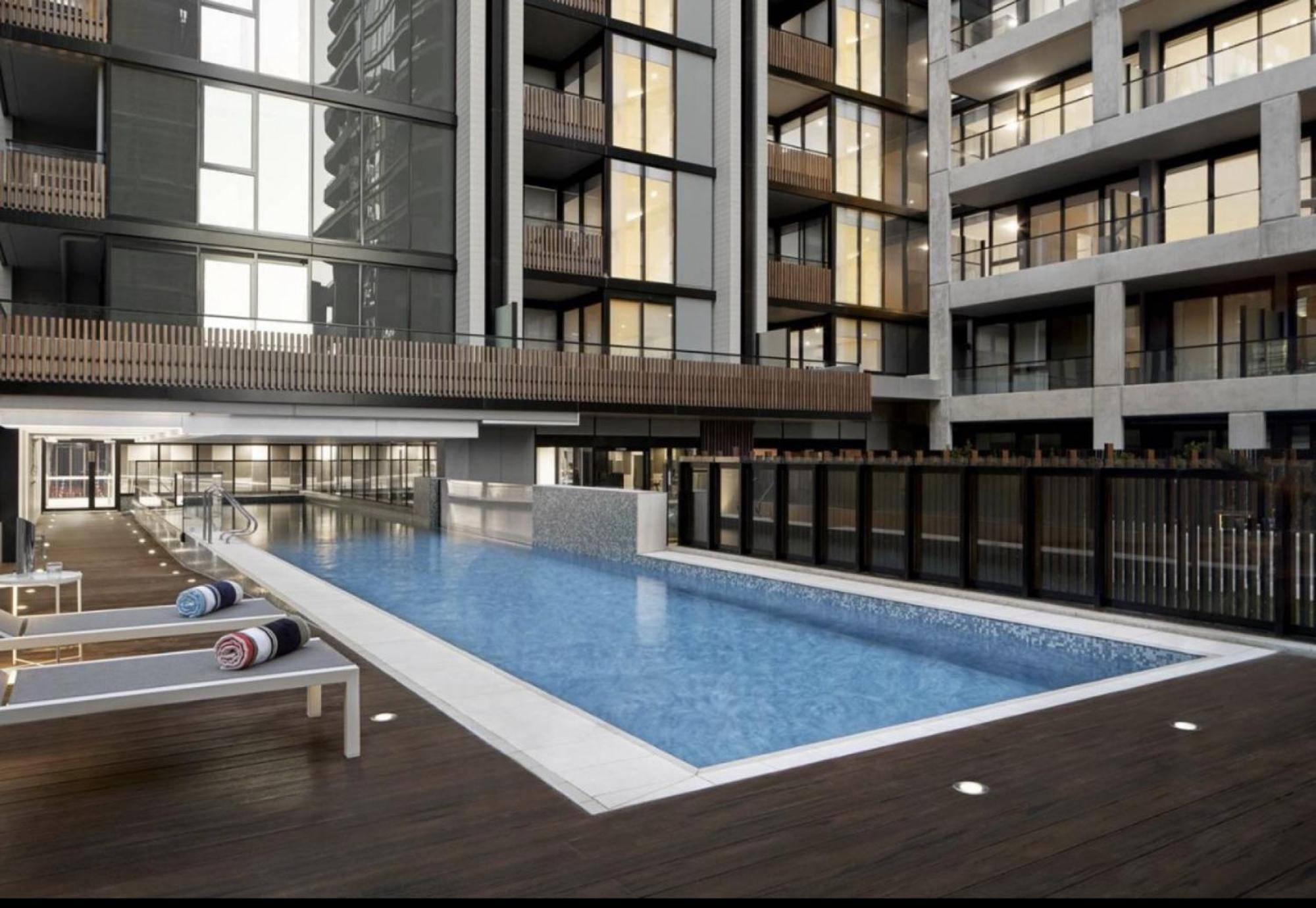 Chic 1-bed With Views Parking Gym & Pool Apartment *