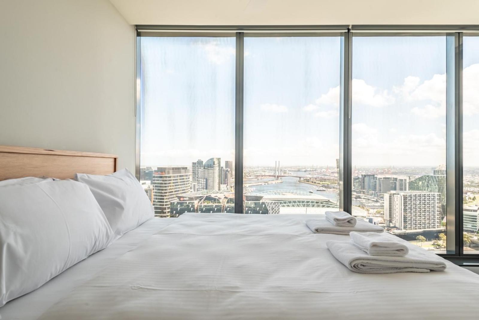 Views Free Parking Wifi Gym Pool Apartment Melbourne