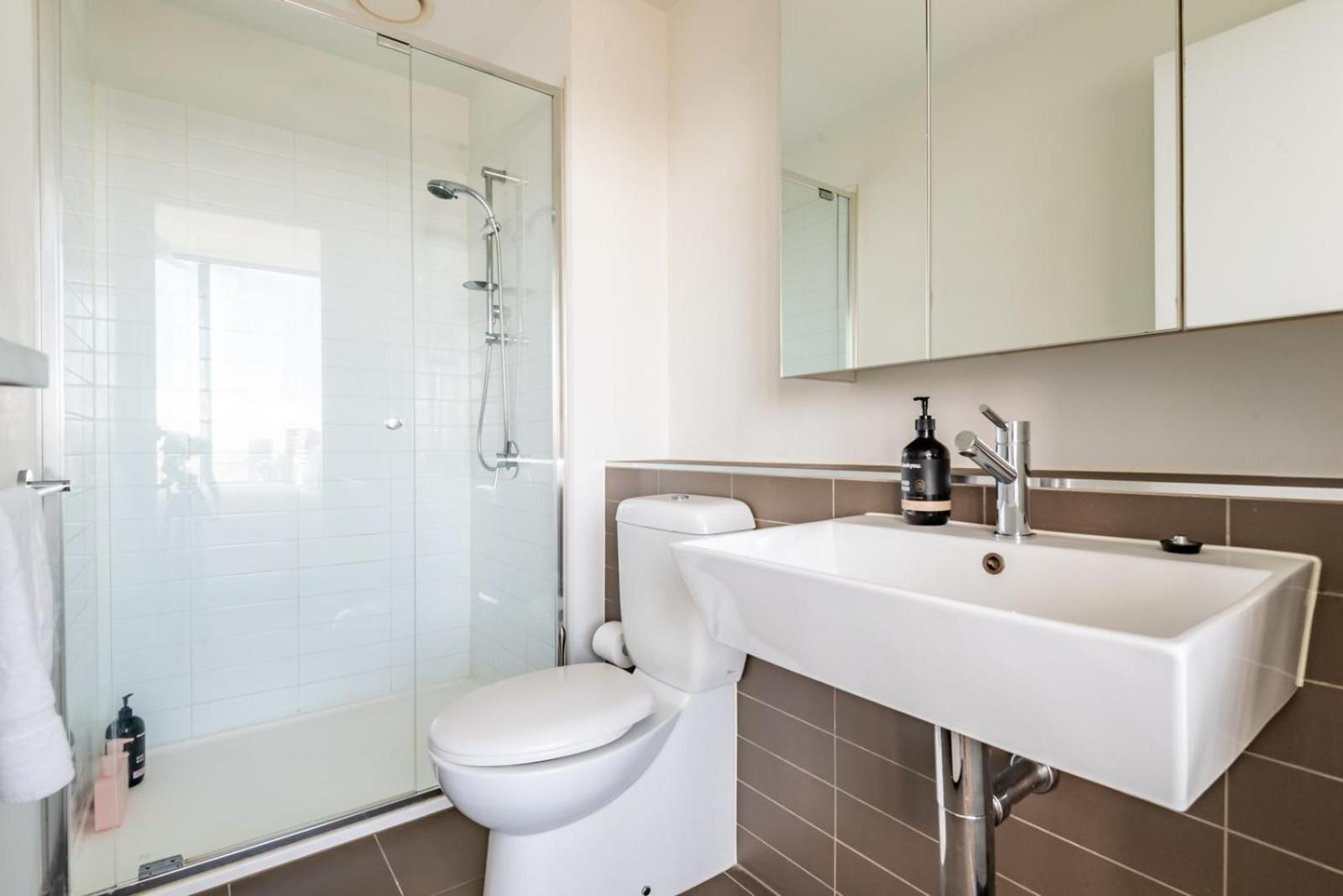 Views Free Parking Wifi Gym Pool Apartment Melbourne