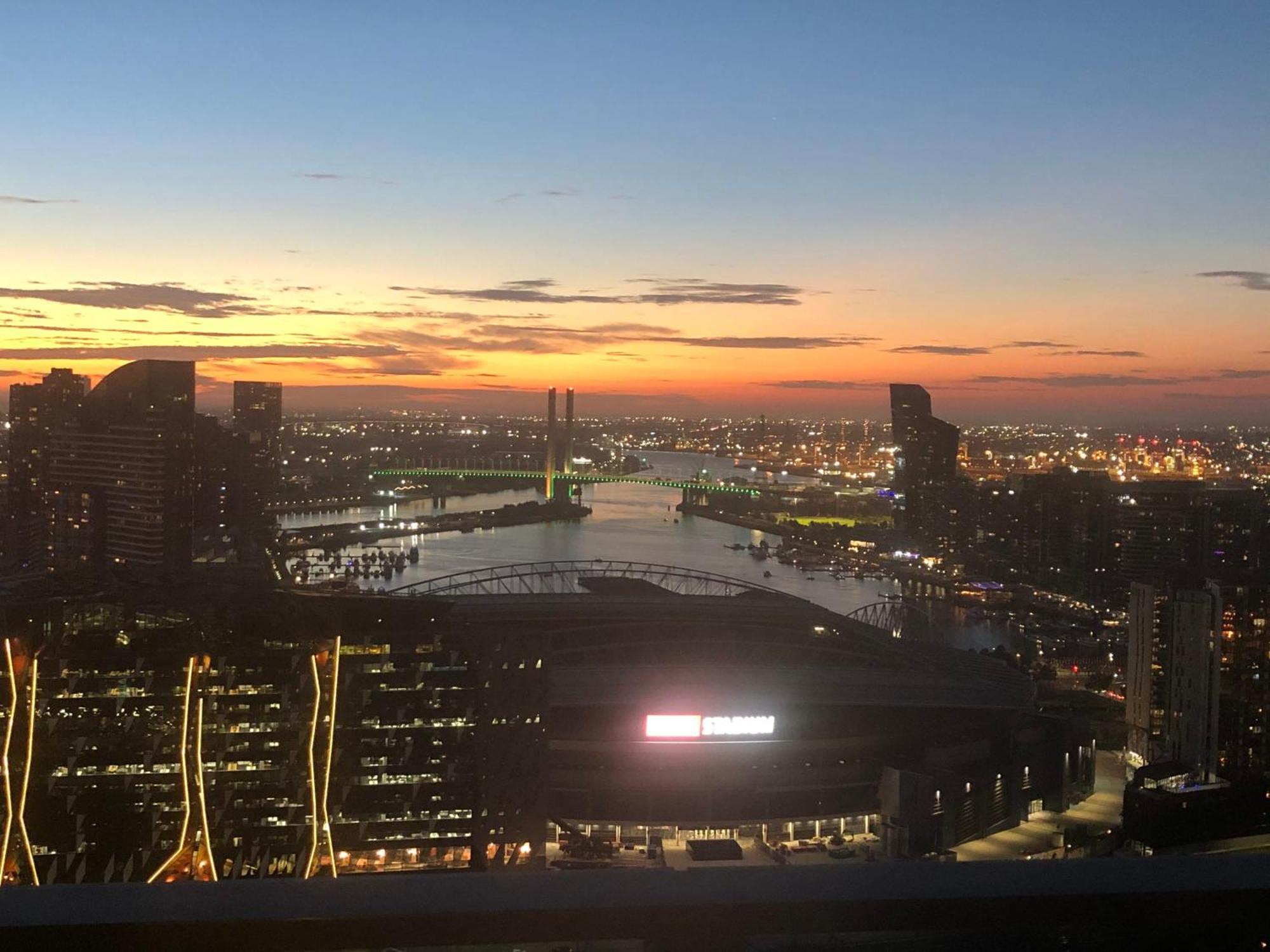 Views Free Parking Wifi Gym Pool Melbourne