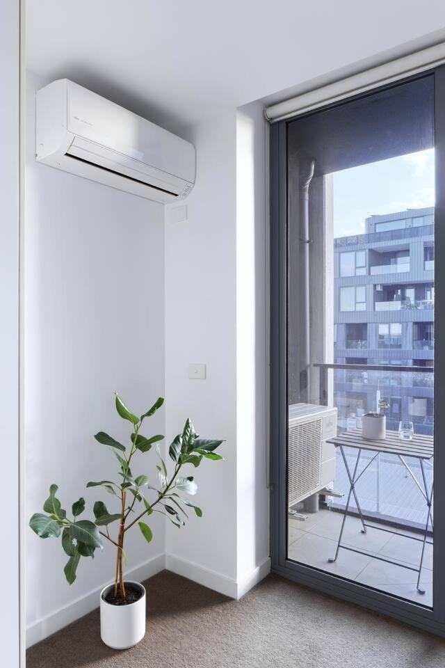 Northside Rendezvous - A Stylish Couples' Hideaway Melbourne