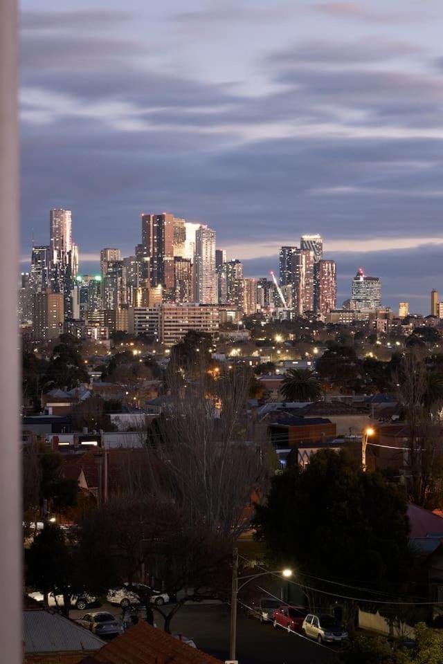 Northside Rendezvous - A Stylish Couples' Hideaway Apartment
