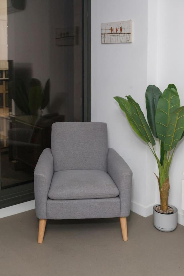 Metro Muse - Minimalist Chic For Couples In Cbd