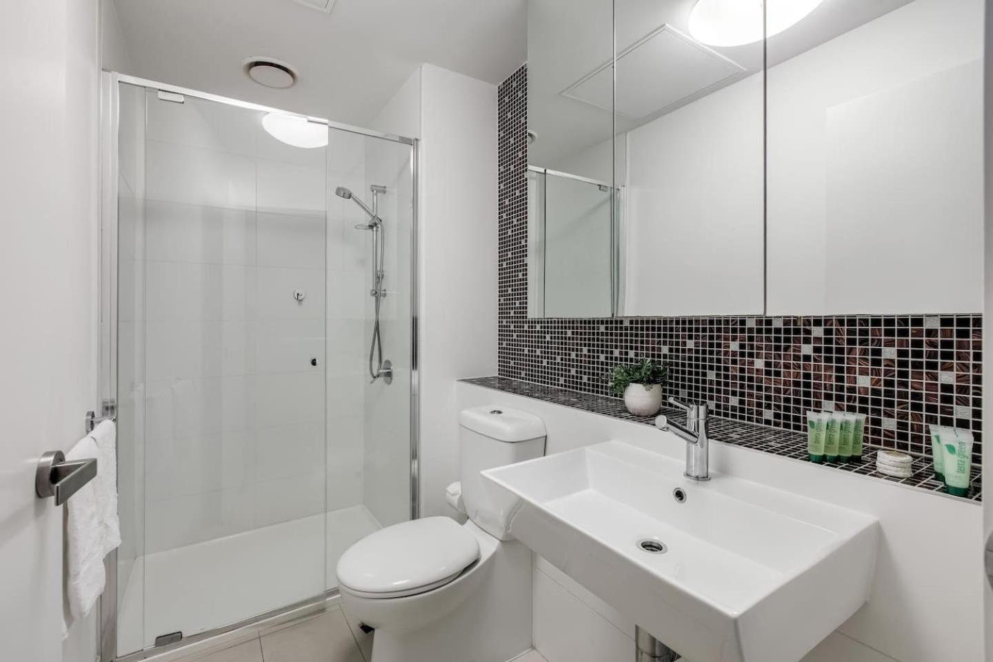 Metro Muse - Minimalist Chic For Couples In Cbd Apartment *