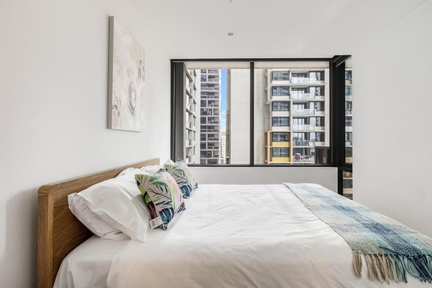 Metro Muse - Minimalist Chic For Couples In Cbd Apartment *